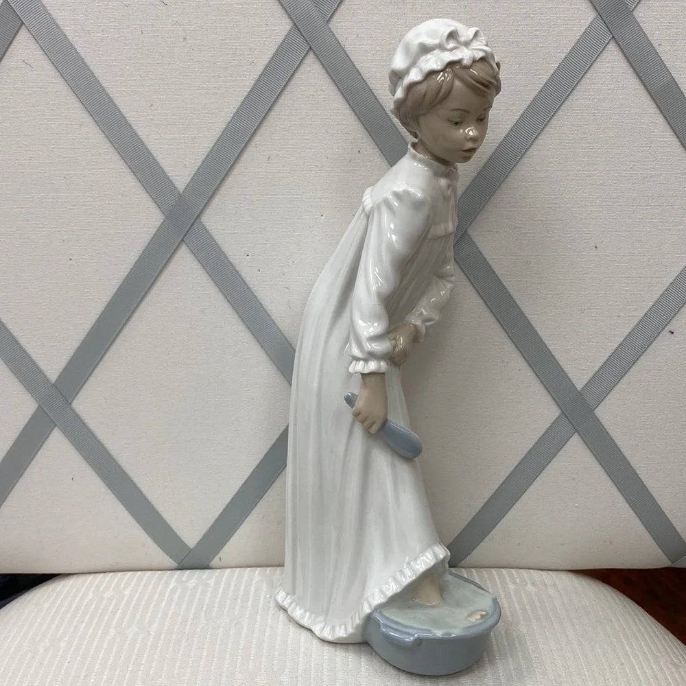 Nao Lladro 1977 Girl with Footbath - Picture 2 of 5
